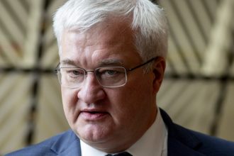 Canciller ucraniano devuelve su condecoración a Polonia y tilda de "emocionales" las críticas por homenaje a nazi