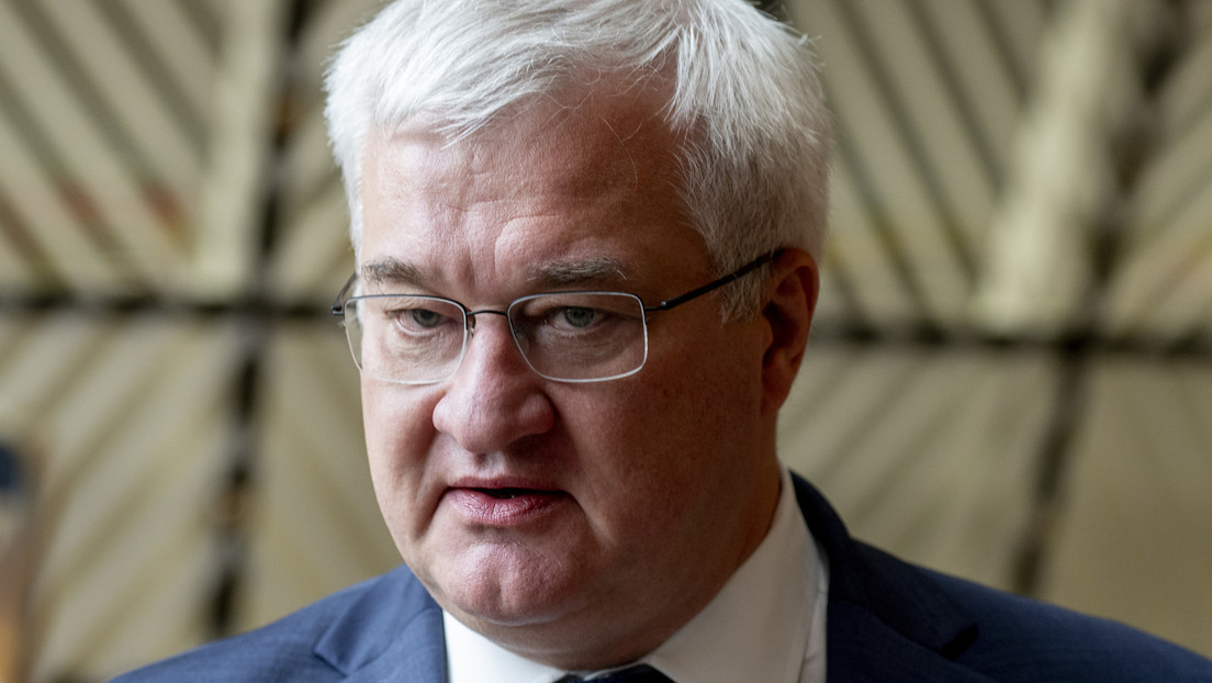 Canciller ucraniano devuelve su condecoración a Polonia y tilda de "emocionales" las críticas por homenaje a nazi