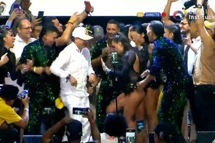 Petro saca los 'pasos prohibidos' en la capital mundial de la salsa (VIDEO)