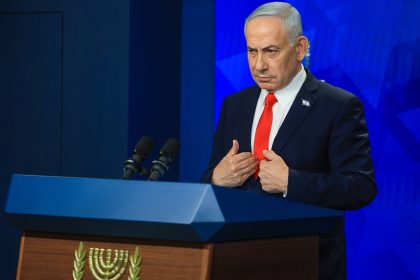 Tucker Carlson expone con una frase la injerencia israelí en iglesias de EE.UU