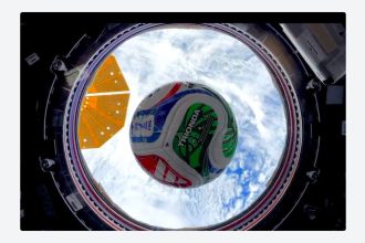 VIDEO: Astronautas juegan con un balón oficial del Mundial en el espacio