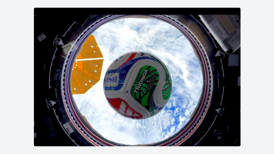 VIDEO: Astronautas juegan con un balón oficial del Mundial en el espacio