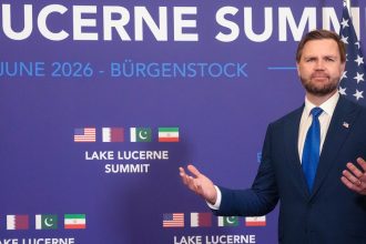 VIDEO: El abrazo del canciller iraní y el primer ministro pakistaní bajo la mira de Vance en Suiza
