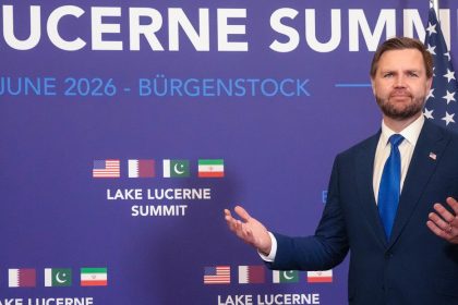VIDEO: El abrazo del canciller iraní y el primer ministro pakistaní bajo la mira de Vance en Suiza