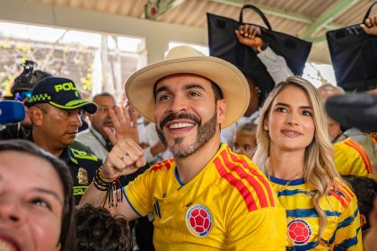 Abelardo de la Espriella asiste a las urnas con la camiseta de la selección colombiana (VIDEO)