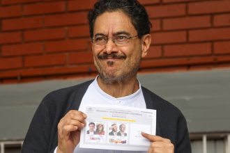 Iván Cepeda vota en Bogotá durante la segunda vuelta de las presidenciales (VIDEO)
