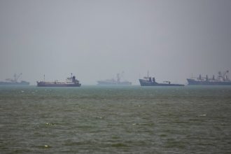 EE.UU.: Más de 100 embarcaciones cruzaron el estrecho de Ormuz en dos días