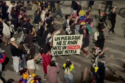 Simpatizantes de Cepeda salen a las calles tras resultado de preconteo electoral (VIDEO)