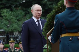 VIDEO: Putin deposita flores en la Tumba del Soldado Desconocido en Moscú