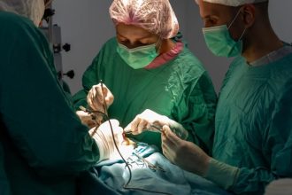 Médicos rusos realizan una compleja cirugía a un recién nacido