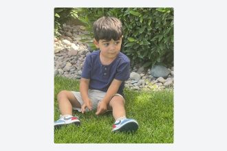 Niño muere aplastado por un monumento mientras jugaba en un parque