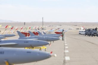 Piloto derribado en Irán describe un inquietante encuentro con extraña formación de drones iraníes