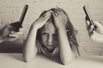 Lo que el uso del celular de los padres podría estar provocando en sus hijos adolescentes