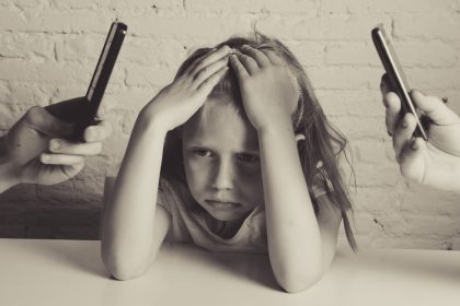Lo que el uso del celular de los padres podría estar provocando en sus hijos adolescentes