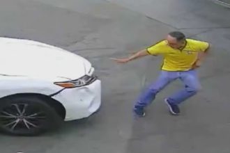 VIDEO: Roba un auto a punta de cuchillo y atropella a peatones en un frenesí maníaco