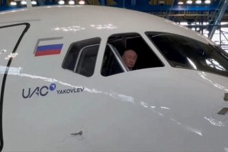 VIDEO: Putin examina la cabina de un avión de pasajeros 100 % ruso