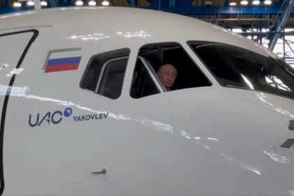 VIDEO: Putin examina la cabina de un avión de pasajeros 100 % ruso