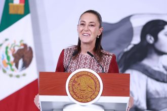 VIDEO: Los periodistas le cantan 'Las Mañanitas' a Sheinbaum en su cumpleaños