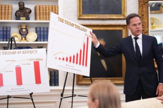 VIDEO: Jefe de la OTAN llena a Trump de elogios y hasta lleva infografías de sus logros a la Casa Blanca