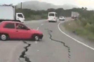 Se agrietan las carreteras en Venezuela tras los recientes terremotos (VIDEO)