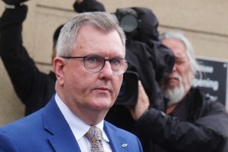Político británico condenado por violación de menores renuncia a su título de caballero