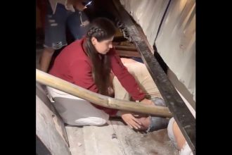 VIDEO: Estudiantes de Medicina ayudan a rescatar a un joven atrapado tras el terremoto en Venezuela