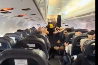 VIDEO: El aterrador momento vivido por pasajeros de un avión durante el doble terremoto en Venezuela
