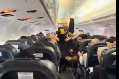 VIDEO: El aterrador momento vivido por pasajeros de un avión durante el doble terremoto en Venezuela