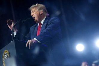 "El juego ha comenzado": Inesperada amenaza de Trump a "los comunistas"