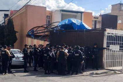 Hombre toma como rehenes a su familia y se atrinchera en México (VIDEO)
