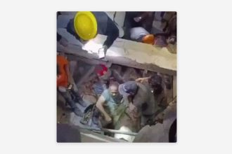EMOTIVO VIDEO: Tras casi 30 horas, rescatan a un hombre atrapado bajo los escombros en Venezuela