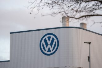 Masivos recortes de personal amenazan a gigantes automovilísticos alemanes mientras sus rivales chinos inundan el mercado
