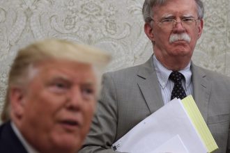 Exasesor de Trump se declara culpable de retener información de seguridad nacional