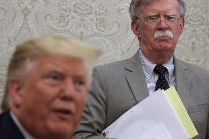 Exasesor de Trump se declara culpable de retener información de seguridad nacional