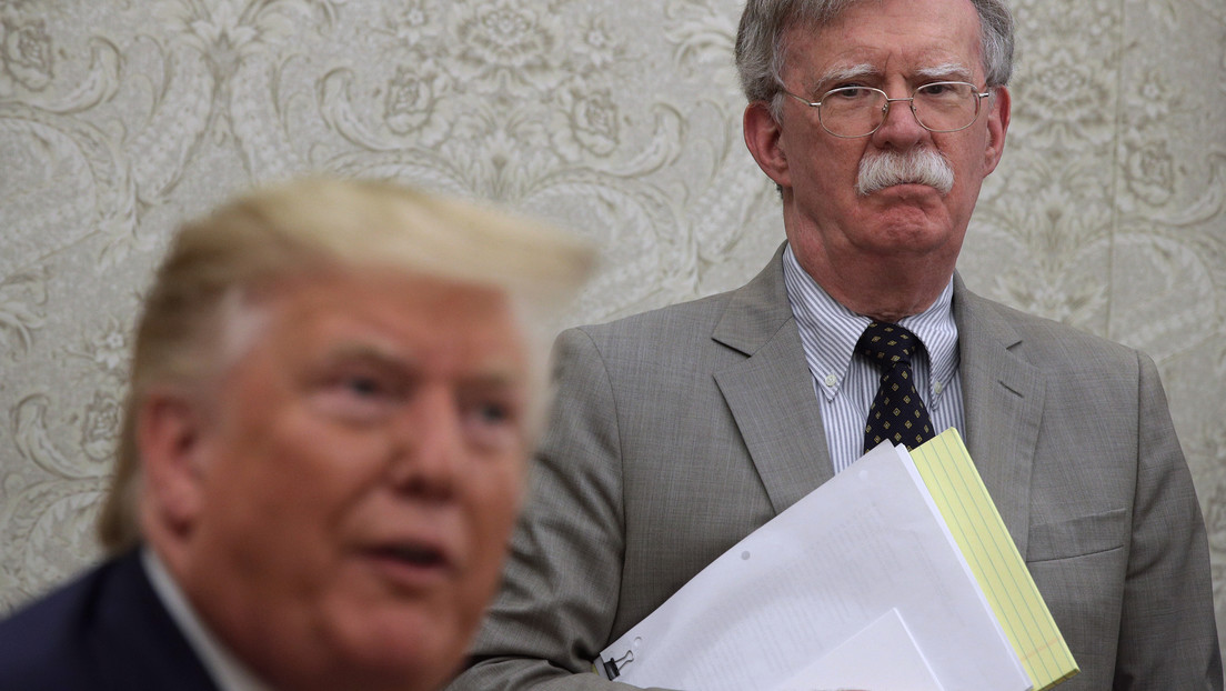 Exasesor de Trump se declara culpable de retener información de seguridad nacional