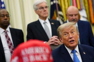 Trump compara la religión con acciones en la bolsa de valores (VIDEO)