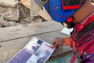 Instantáneas de una vida destruida: hallan un álbum de fotos entre escombros en La Guaira (VIDEOS)