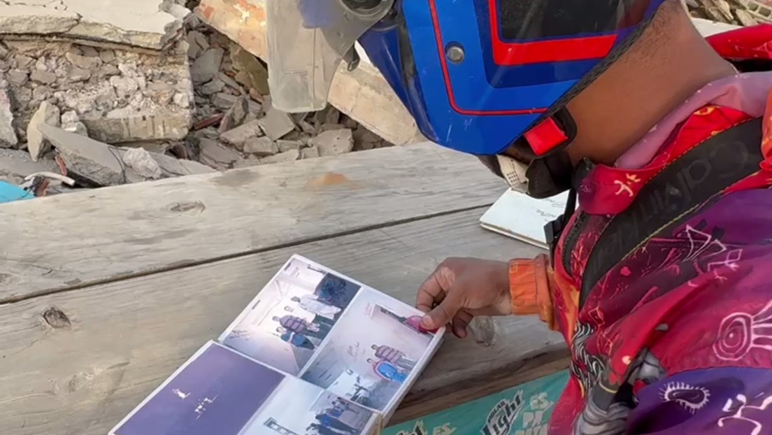 Instantáneas de una vida destruida: hallan un álbum de fotos entre escombros en La Guaira (VIDEOS)