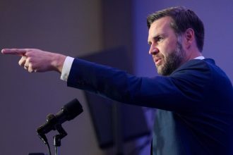 "Esa reserva enriquecida es algo que queremos conseguir": JD Vance sobre el uranio iraní