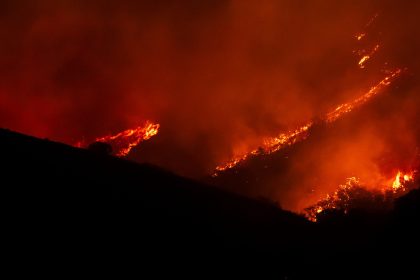 IMÁGENES IMPRESIONANTES: Incendio forestal extremo provoca masivas columnas de humo y ceniza en EE.UU.