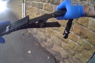 VIDEO: atrapan a dos adolescentes armados con enormes machetes