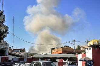Pakistán lanza "ataques selectivos" en Afganistán, que denuncia la muerte de decenas de civiles