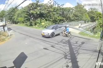 VIDEO: Vigas acaban incrustadas en un coche tras violento choque con una moto