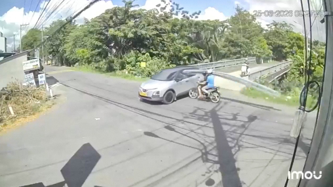 VIDEO: Vigas acaban incrustadas en un coche tras violento choque con una moto