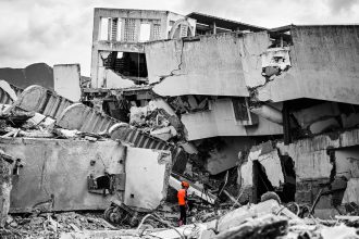 "Entregó a su hermano y descansó": la hazaña de una niña venezolana que guió un rescate desde los escombros