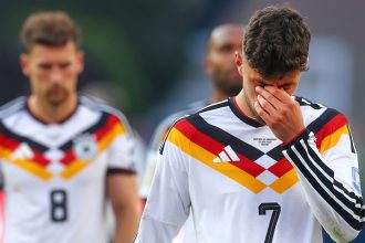 Enviado ruso se burla de Merz por apoyar a la selección alemana tras su eliminación: "siempre alentando un fracaso"