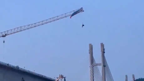 Cuatro horas a 60 metros: Parapentista queda atrapado en una grúa torre en China (VIDEO)