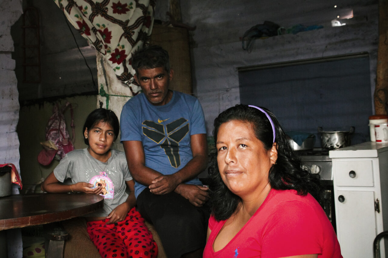 Josmely y Jean Carlos se instalaron en la cima de La Vega hace un año con su familia. 
