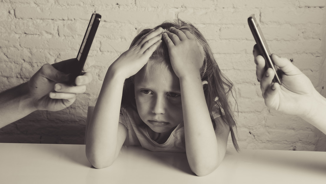 Lo que el uso del celular de los padres podría estar provocando en sus hijos adolescentes