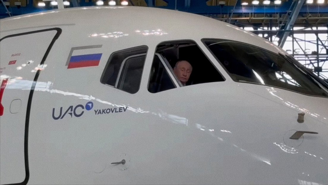 VIDEO: Putin examina la cabina de un avión de pasajeros 100 % ruso